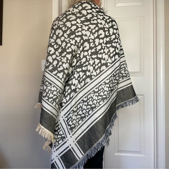 Poncho / Overlay with faux fur - Picture 4 of 6